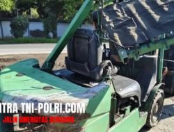 Ditinggal Makan Operator, Forklift Parkir Tertabrak KA Commuter Line
