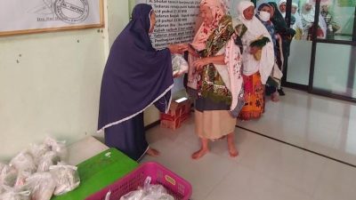 Jama’ah Masjid Al Fattah Sedekah subuh Berbagi Ke Warga Perumahan Griya Kencana 2