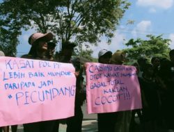 Geram Kinerja Kepala Satpol PP, Puluhan PKL di Jombang Ini Geruduk Kantor Pemkab