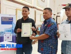 Difasilitasi Pemkot Surabaya, 16 Pekerja Terima Ijazah yang Sempat Ditahan Perusahaan