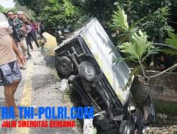 Gegara Jalan Berlubang, Pick Up Boks Terjun ke Sungai di Arteri Jombang