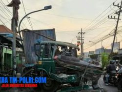 Truk Ugal-ugalan Lindas Pemotor Sejauh 300 Meter hingga Tewas
