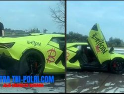 Brakkk! Lamborghini Tabrak Ignis di Tol Jombang