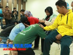 Sujud Menangis di Hadapan Orang Tua di Mapolres Gresik,Remaja jadi Anggota Gangster yang Diamankan Polisi