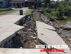 Tembok Penahan Jalan di Asemgede Jombang Ambrol 25 Meter Akibat Hujan Deras