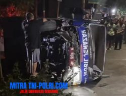 Tabrak Separator, Mobil Ambulans Jenazah Terguling di Kota Madiun