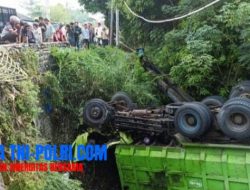 4 Orang Tewas, Kecelakaan Maut Truk Tabrak Motor-Pikap di Probolinggo