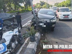 Inova Hitam Kecelakaan Tunggal Tabrak Tiang PJU di Turunan Layang Mayangkara.