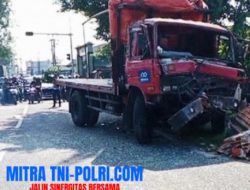 Truk Tabrak Angkot di Wonoayu, Empat Orang Terluka dan Kendaraan Masuk Parit