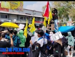 Tolak Kenaikan PBB Mahasiswa Islam Pati Orasi Turun ke Jalan