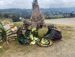 Harukan Hati! Satgas TNI Borong Hasil Tani Mama-Mama Papua di Kampung Wako