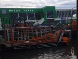 Truk Muatan Ayam Potong Terjun ke Sungai Depan Pasar Perak Jombang