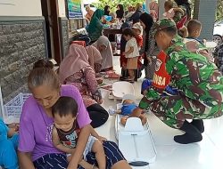 Babinsa Wonodadi Bersama Kader Posyandu dan Bidan Desa Berikan Vitamin Balita untuk Cegah Stunting