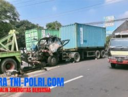 Truk Trailer Tabrak 2 Kendaraan di Pasuruan, Diduga Rem Blong