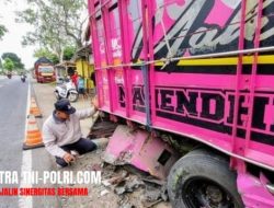 2 Tewas-Sopir Luka Berat, Avanza Tabrak Truk Parkir di Ponorogo