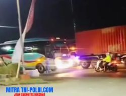 Viral!!! Aksi Polisi Hadang Bus Ngeblong di Bypass Mojokerto