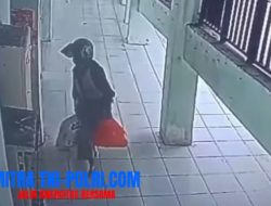 Maling Berkerudung Obok-Obok Kios Pasar Perak, Aksinya Terekam CCTV