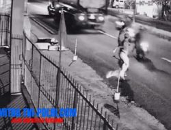 Aksi Onar Sejumlah Pemuda Hadang Pemotor Terekam CCTV Sabetkan Kayu ke Pengguna Jalan di Jombang