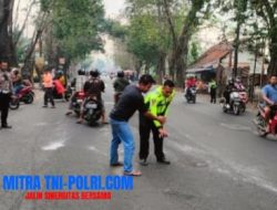 Satu Meninggal, Pengendara Sepeda Motor Diseruduk Truk Tangki di Jalan Raya Kemerakan Krian Sidoarjo