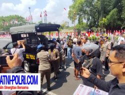 Ratusan Massa Pati Gruduk Satpol PP Meminta Kembali Barang Donasi yang Disita