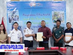 KSOP KELAS II GRESIK MENYERAHKAN E-PAS KECIL DAN GROSSE AKTA PENDAFTARAN KAPAL PENANGKAP IKAN KEPADA NELAYAN