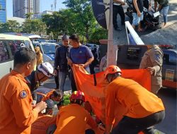 Pengendara Motor Tewas di Tempat Usai Tabrakan dengan Mobil di Jalan Ahmad Yani Surabaya.