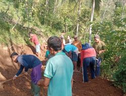 Suradi Sekdes Desa Siki Kec, Dongko Kab, Trenggalek Giat Bangun Desa dcalam Bingkai Kebersamaan Masyarakat