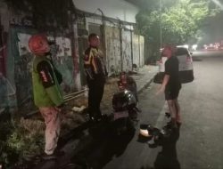 Tabrak Pembatas Jalan, Pengendara Motor Tak Sadarkan Diri di Jalan Raya Waru Sidoarjo