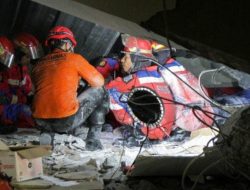 7 Santri Terdeteksi Masih Bertahan Hidup Terjebak di Reruntuhan Gedung