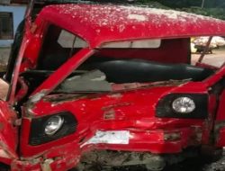 Diduga Kurang Konsentrasi Saat Berkendara ,Dua Mobil di Gandusari Trenggalek Terlibat Adu Banteng