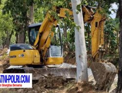 Saat Atur Lalu Lintas Pekerja Proyek di Ponorogo Terlindas Eskavator