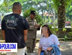 Dugaan Pasangan Mesum yang Memadu Kasih di Alun-Alun Trenggalek Ditertibkan Satuan Polisi Pamong Praja