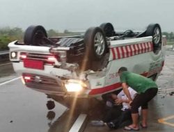 Mobil Ambulans Terguling di Tol Jombang-Mojokerto, 5 Orang Terluka