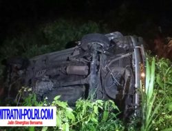 Hantam Traktor ,Gran Max Nyemplung Sungai di Mojokerto