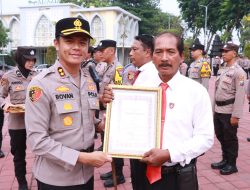 Kapolres Gresik Beri Penghargaan, Wujud Apresiasi kepada 25 Personel dan Warga yang Berdedikasi