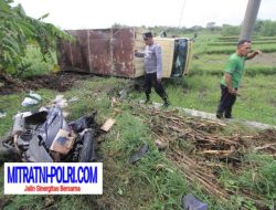 Terguling ke Sawah Laka Truk Tabrak Motor di Mojopurno Magetan