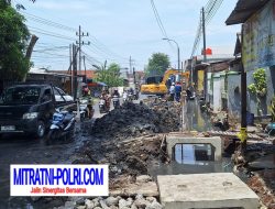 Diduga Serampangan  Pengerjaan Proyek Pelebaran Jalan Bringkang – Menganti Pelaksana  CV DEKA KARYA  Abai K3