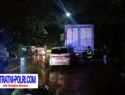 Truk Parkir Ditabrak dari Belakang di Jalan Nasional Lamongan