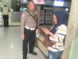 KB Samsat Surabaya Timur: Polantas Menyapa, Anggota Samsat Surabaya Timur Tunjukkan Pelayanan Humanis kepada Wajib Pajak