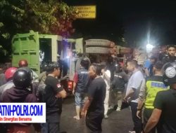 Pengendara Motor Jadi Korban, Truk Tronton Terguling di Krian Sidoarjo