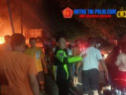 Ludes 4 Motor Toko Ban Mobil di Sidowungu Menganti Gresik Terbakar