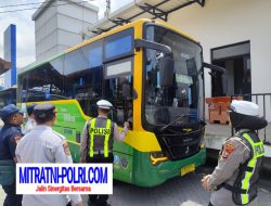 Satlantas Polres Gresik Sapa Driver dan Ramp Check Bus demi Keselamatan Penumpang
