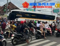 Diduga Rem Blong, 4 Orang Terluka Bus Sikat Mobil, Motor hingga Rumah di Kediri