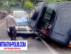 Usai Patroli, Mobil Satlantas Polresta Banyuwangi Tabrak Pikap di Watudodol