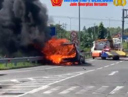 Mobil Mewah Seharga 1,5 M Terbakar di Exit Tol Kedamean Gresik