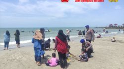 Satpolairud Polres Gresik Siaga di Pantai Dalegan Gresik Situasi Aman dan Nyaman